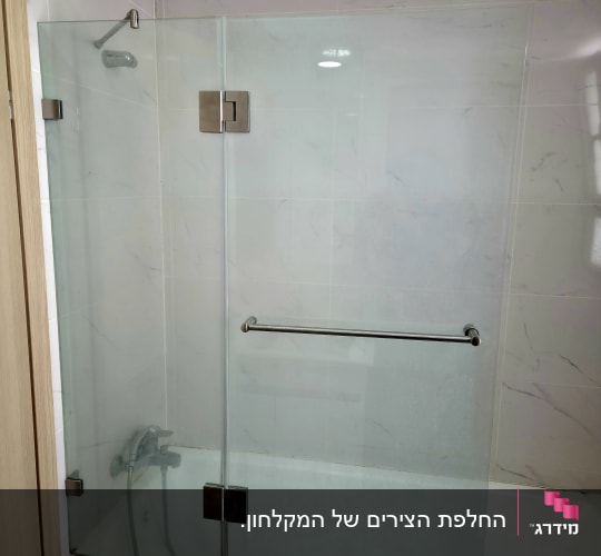 מקלחת עם דלת זכוכית וברז אמבטיה
